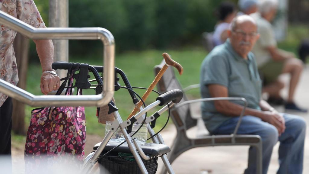 Una persona camina con un andador, a 17 de septiembre de 2025, en Barcelona.