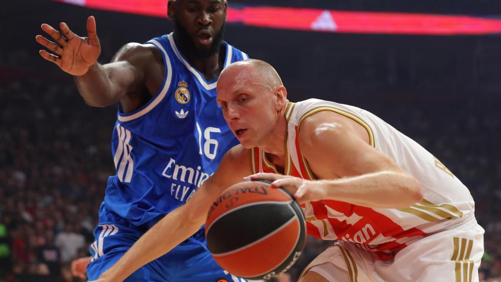 Davidovac retiene el balón ante Garuba.