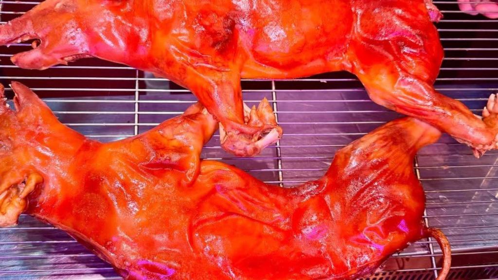 El cochinillo asado que trabajan en el puesto del Mercado de Triana.