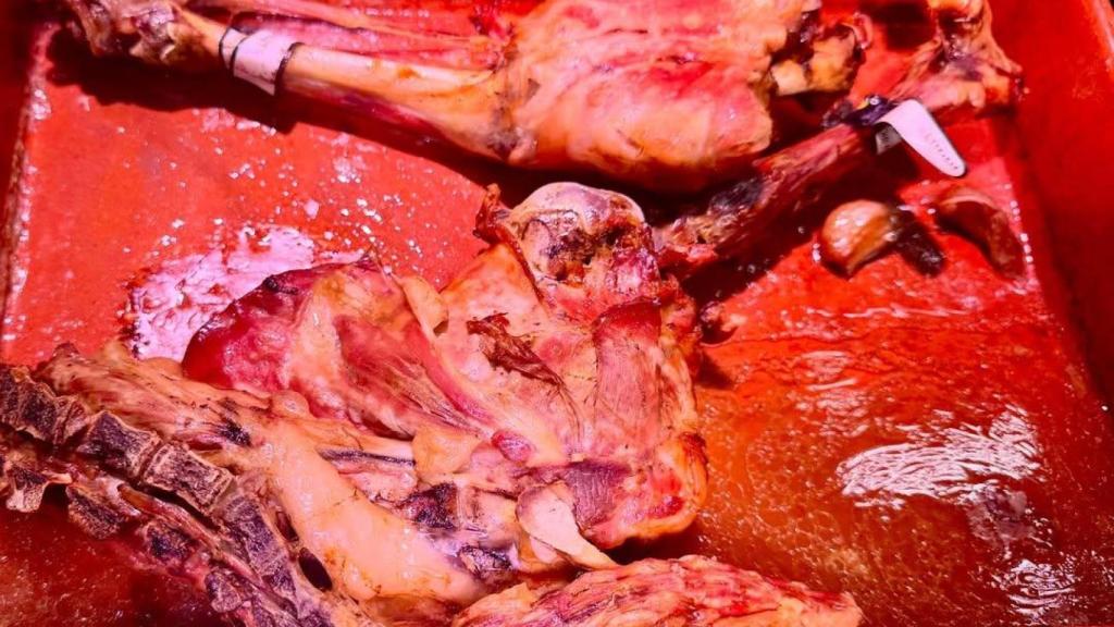 El lechazo que asan en Lechazos y Selectos.