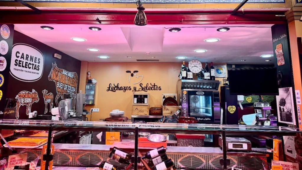 El puesto de Lechazos y Selectos en el Mercado de Triana.
