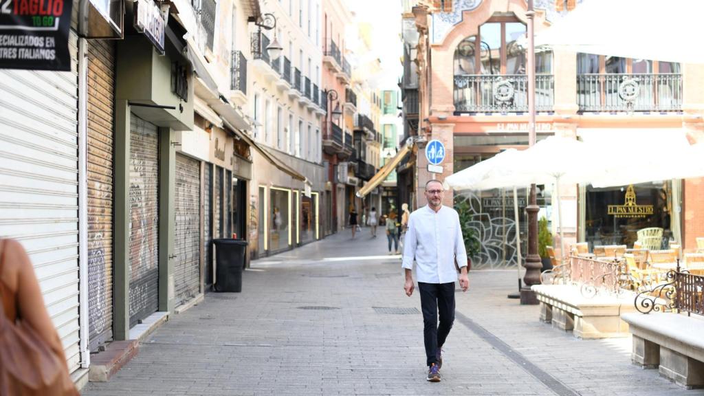 Massimiliano Prete en la plaza que ocupa Sestogusto en Sevilla.
