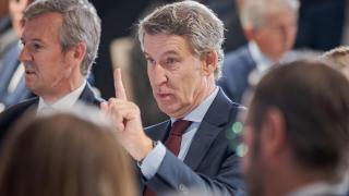 Alberto Núez Feijóo, junto al presidente de la Xunta, Alfonso Rueda, en un desayuno informativo.