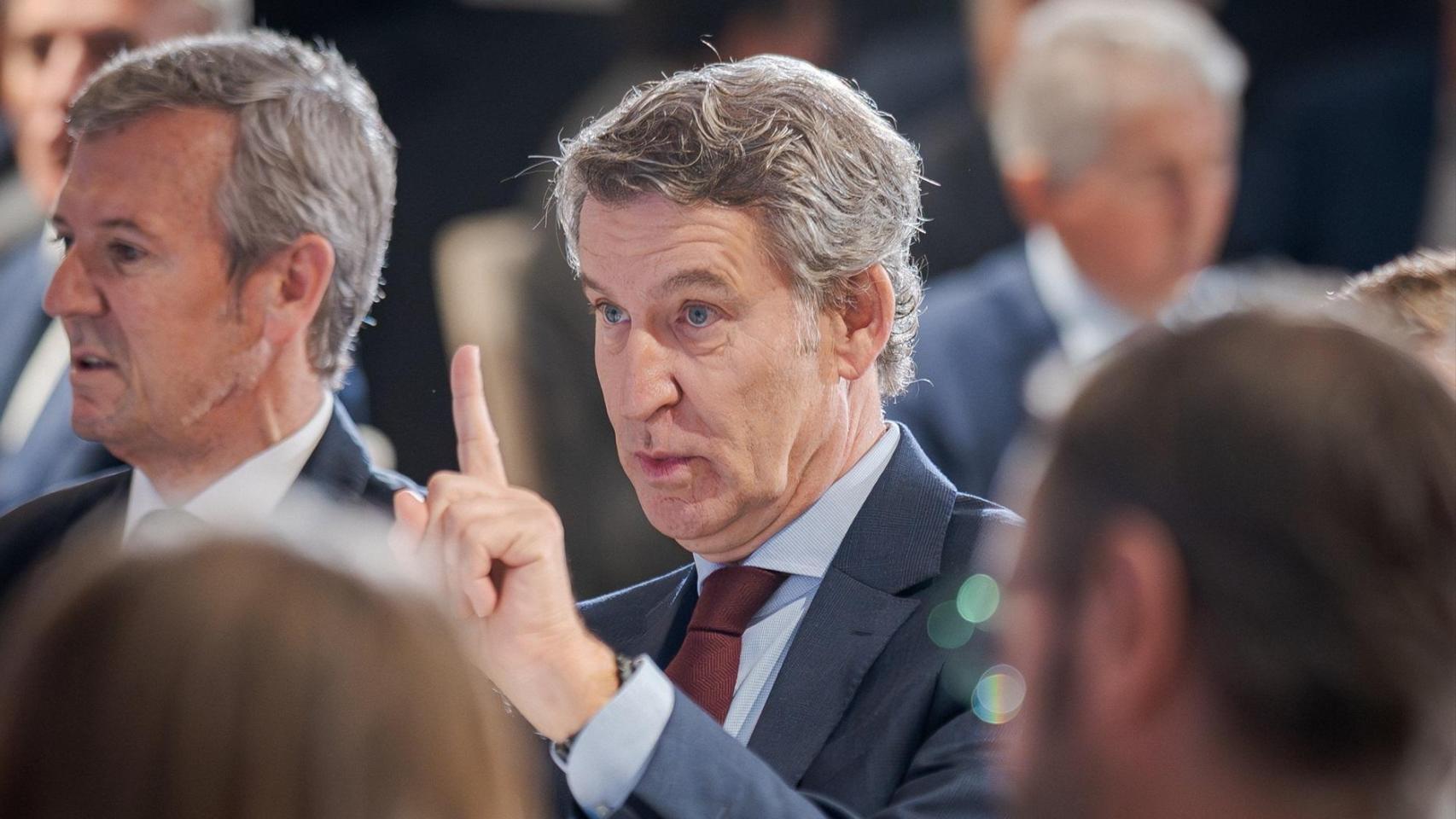 Alberto Núez Feijóo, junto al presidente de la Xunta, Alfonso Rueda, este jueves en un desayuno informativo.