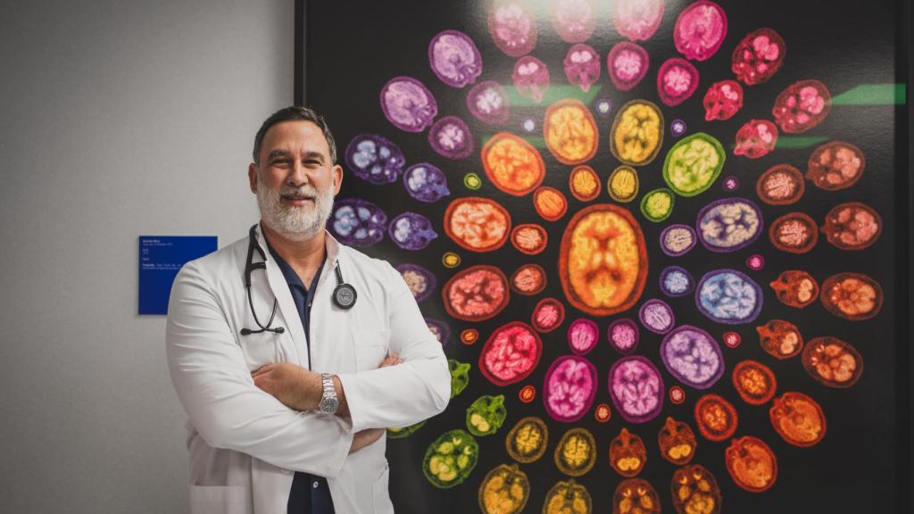 Rafael Díaz con su vidriera hecha con pruebas PET.