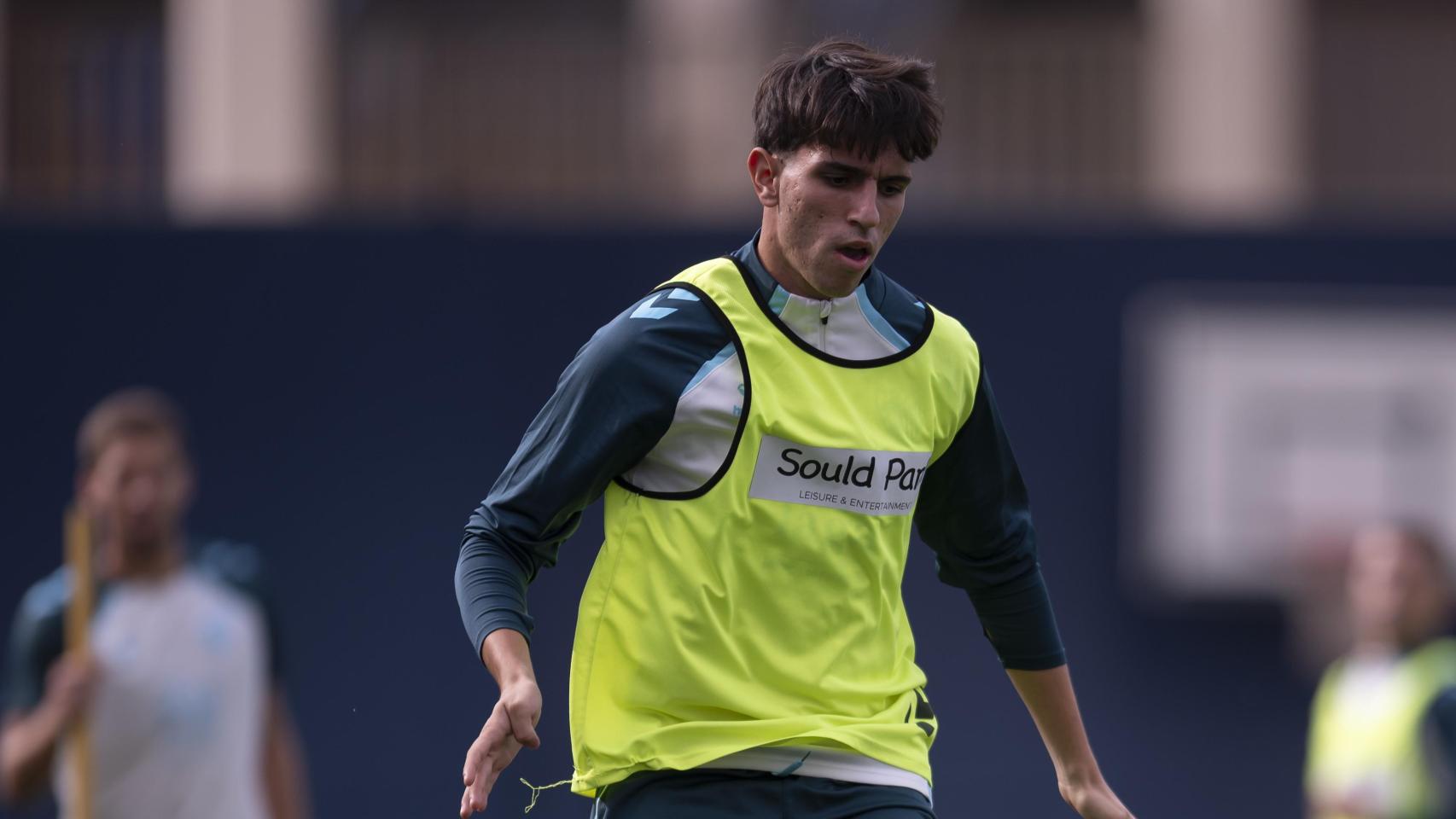 Izan Merino durante un entrenamiento con el Málaga CF