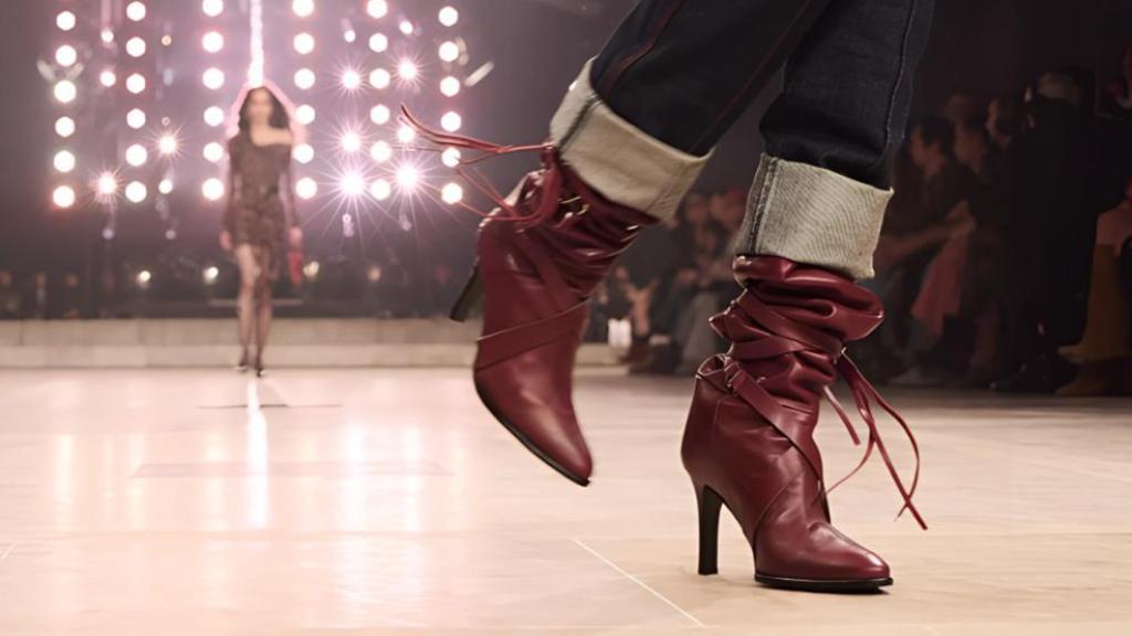 Ejemplo de 'styling' de las botas en la colección de otoño-invierno 2025/2026 de Isabel Marant.