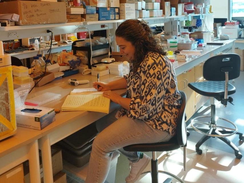 Carla Arnau del Valle en un laboratorio durante su estancia en Estados Unidos.