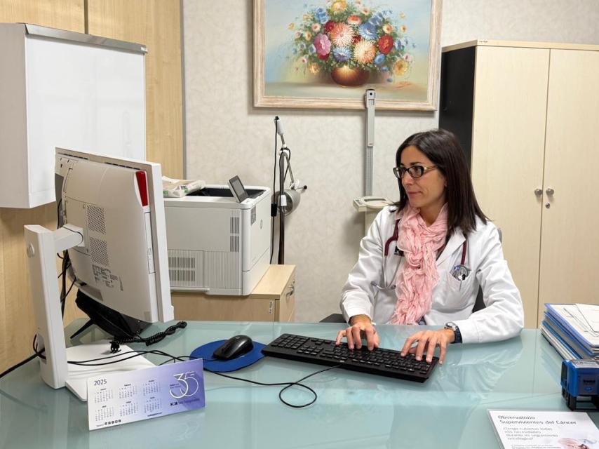 La oncóloga Raquel Bratos en su consulta.