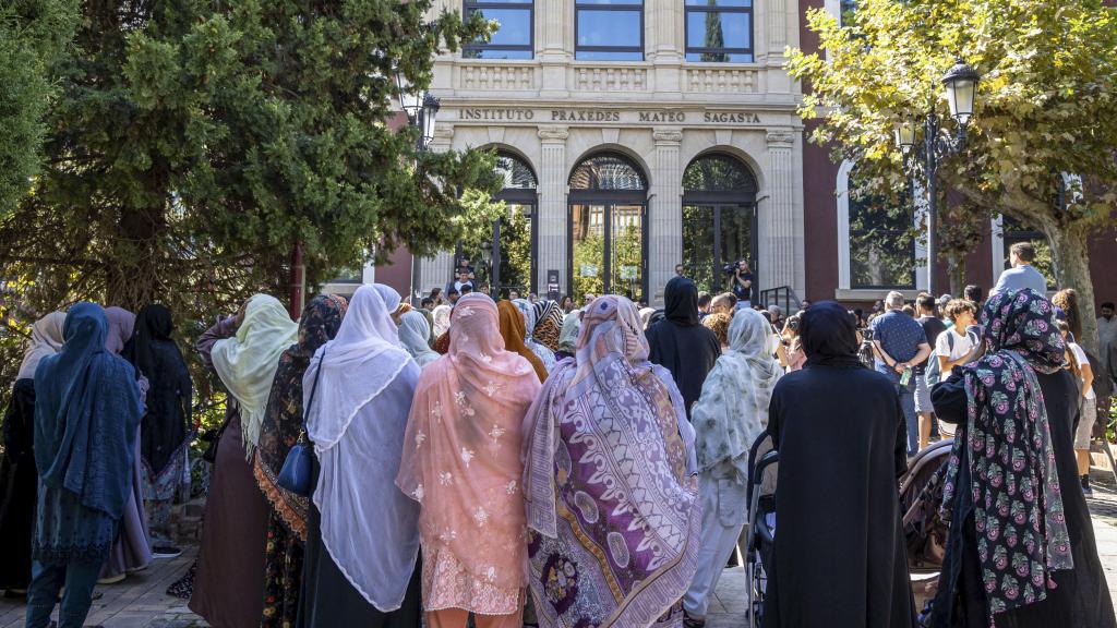 Concentración a las puertas del IES PM Sagasta tras la expulsión de Eman Akram.