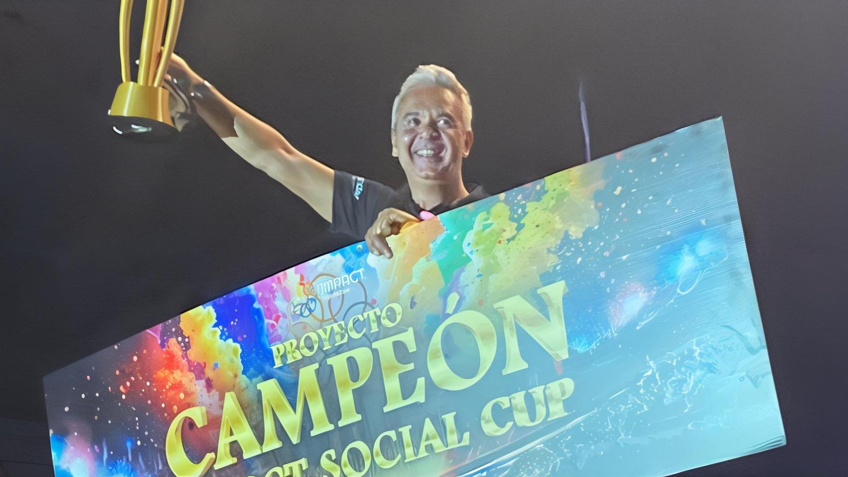 Juan Carlos Pérez recoge su premio.