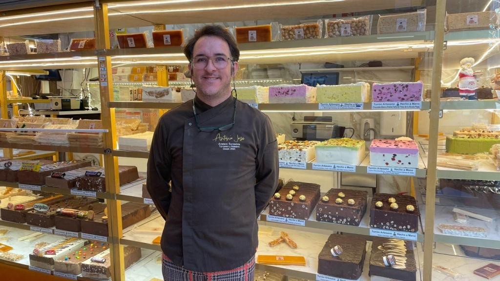 Antonio José Vega en su tienda temporal de Vigo.
