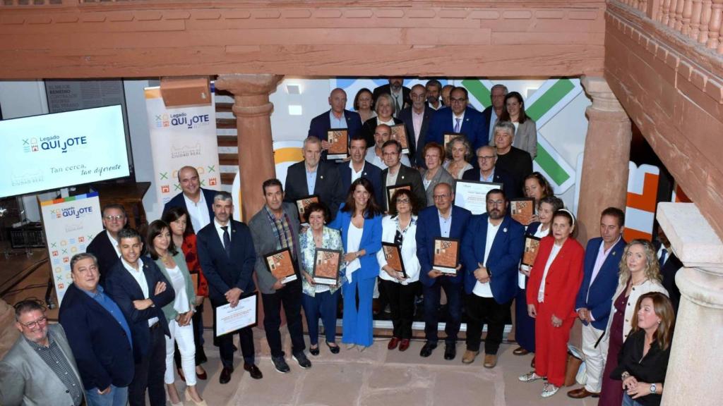 Foto de familia de los homenajeados.