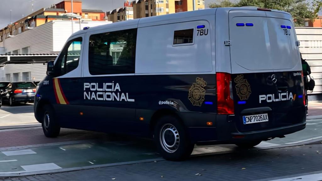 Un vehículo de la Policía Nacional en una comisaría de Valladolid
