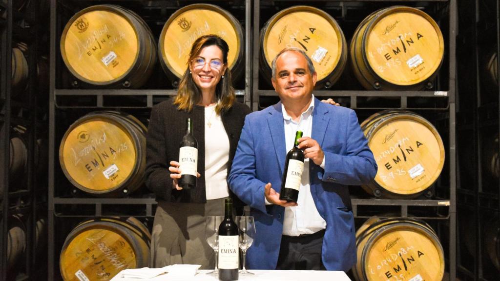 Paloma Moro junto a Javier Aladro, enólogo y director técnico de Bodegas Familiares Matarromera.