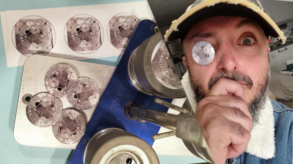 Las chapas que ha creado Juanfran, jugando con una de ellas.