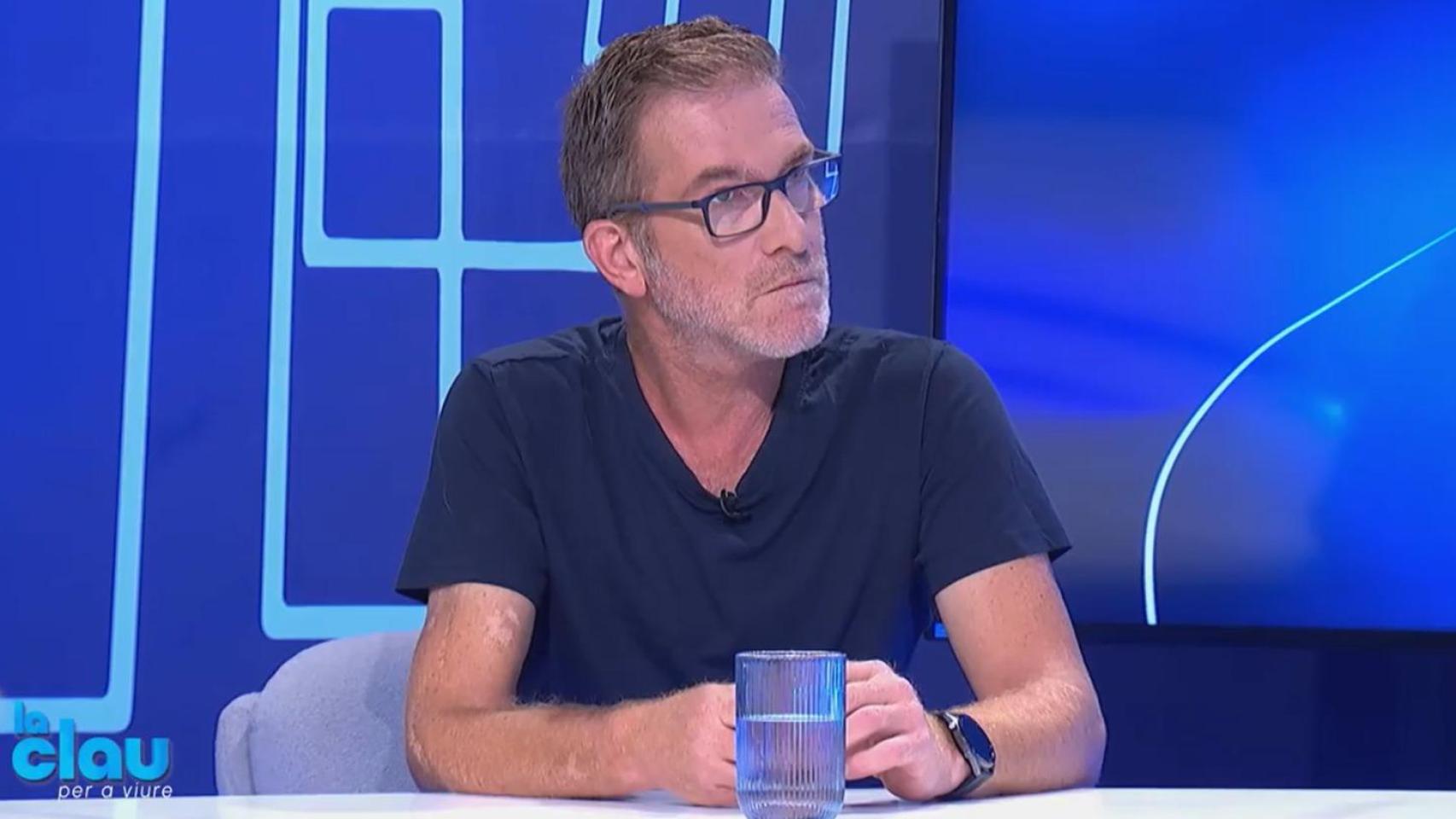 José (52) dejó la ciudad para vivir en un pequeño pueblo de Valencia. À Punt