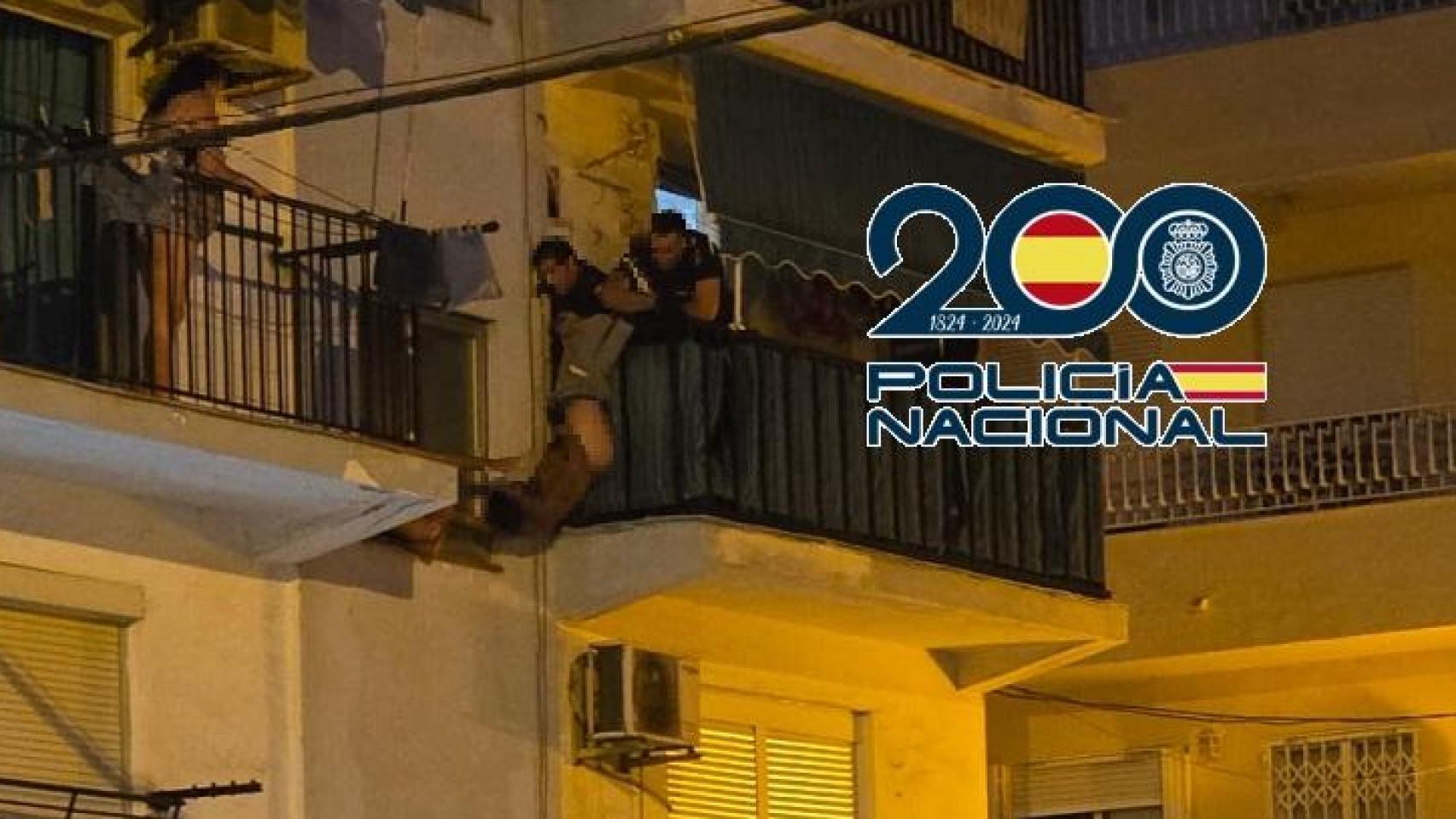 Una imagen del momento en el que dos policías agarran a un suicida por los tobillos.