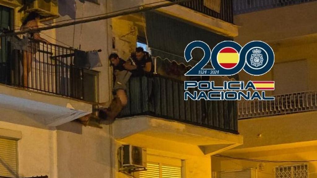 Una imagen del momento en el que dos policías agarran a un suicida por los tobillos.