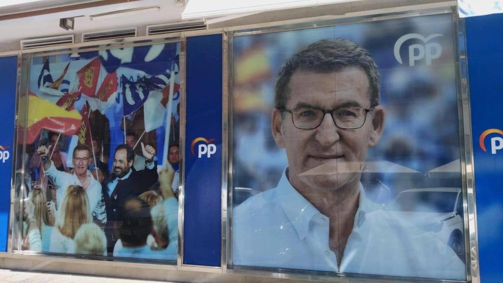 Las pegatinas ya han sido retiradas. Imagen de la fachada acristalada de la sede este sábado a mediodía.