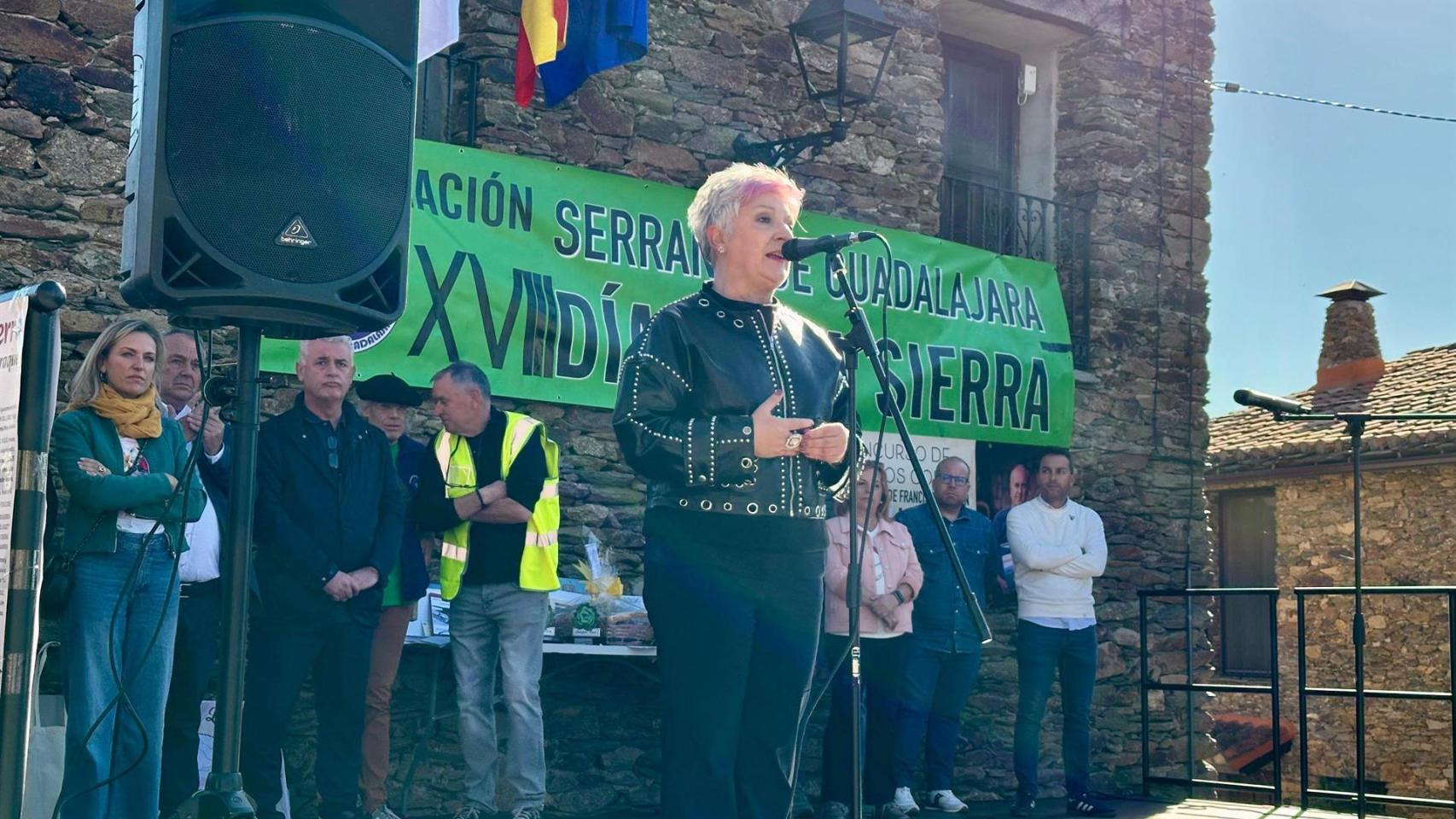 La delegada de la Junta en Guadalajara, Rosa María García, interviene en el Día de la Sierra.