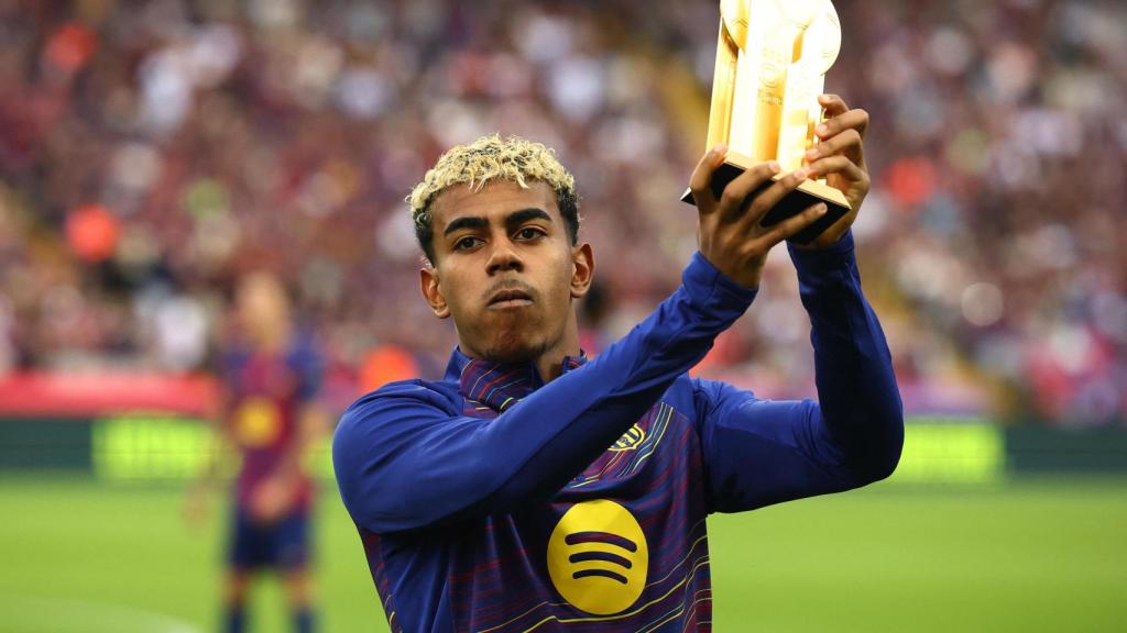 Lamine Yamal ofrece el Trofeo Kopa a la afición del Barça.