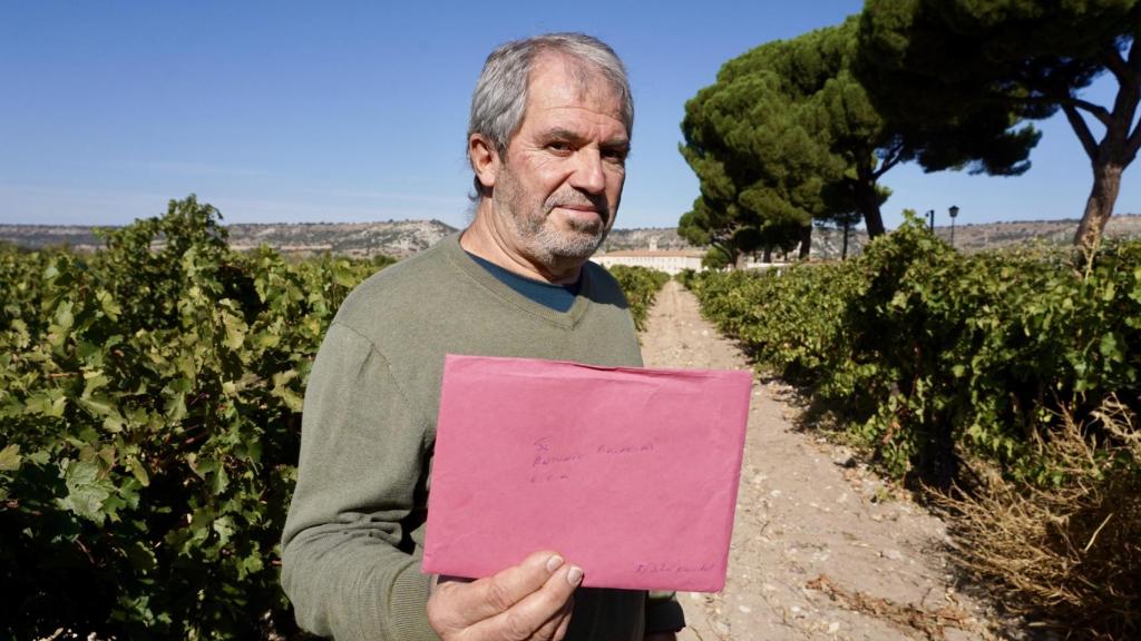 Jhon, fan de Antonio Banderas, con la carta que ha intentado trasladar al actor tras ser expulsado del recinto donde se celebra el enlace de Stella Banderas