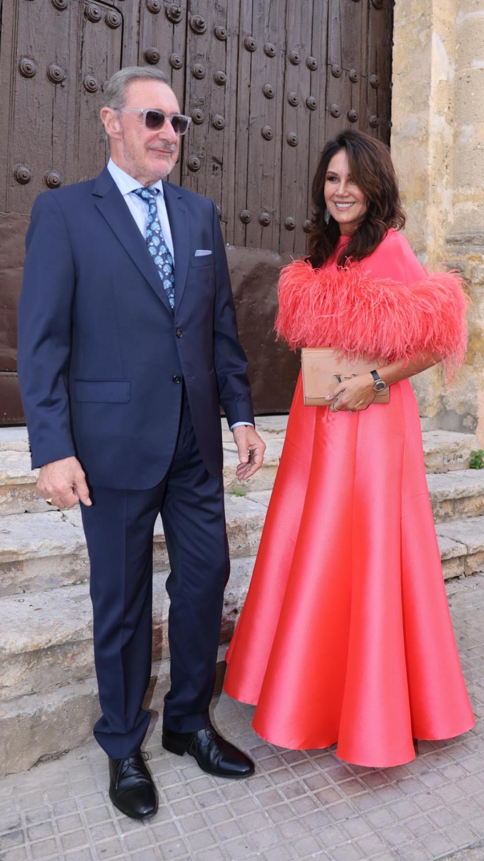 Carlos Herrera, con su esposa, Pepa Gea, en la boda de su hijo Alberto con Blanca Llandres.
