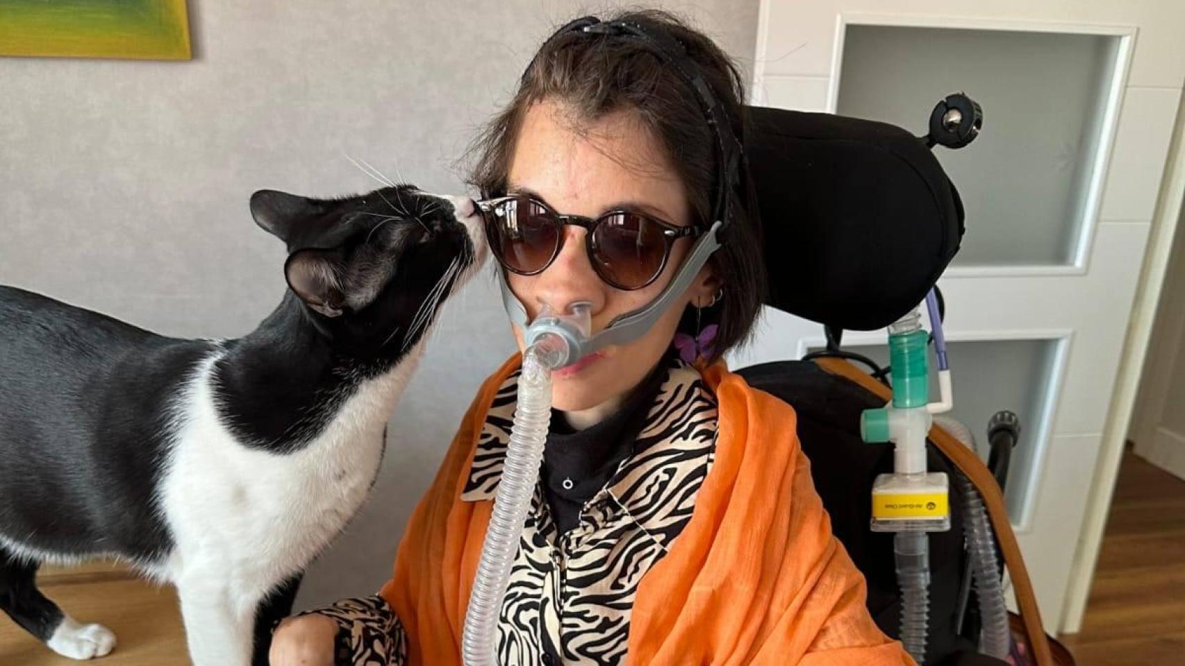 La vallisoletana Ana junto a uno de sus gatos