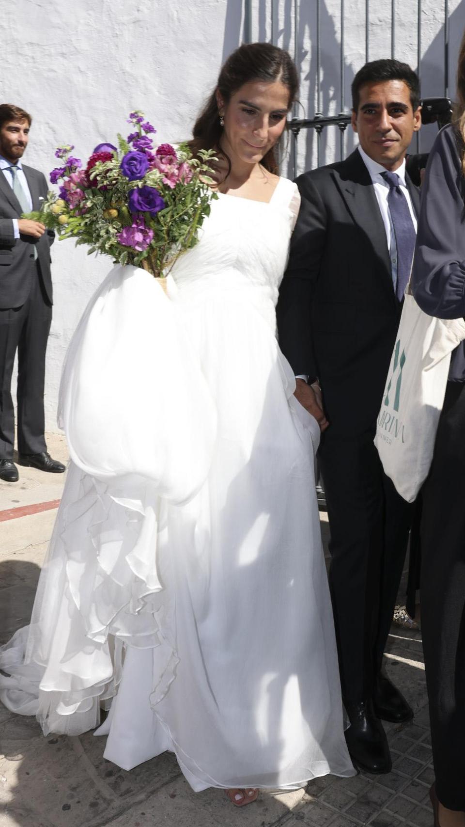 Alberto Herrera y Blanca Llandres salen de la Basílica Menor de Nuestra Señora de la Caridad, patrona de Sanlúcar de Barrameda, tras convertirse en marido y mujer.