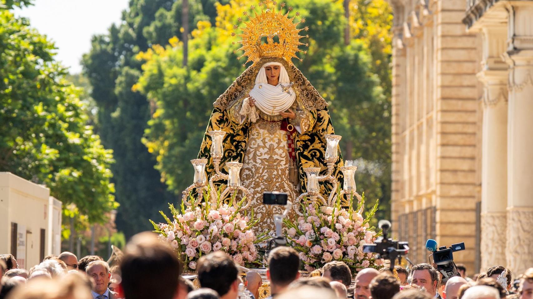 La Esperanza de Triana, de regreso a su capilla.