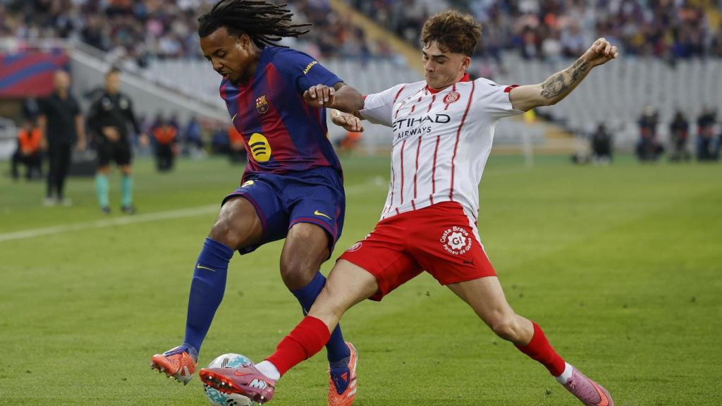 Koundé lucha por el balón con Joel Roca.