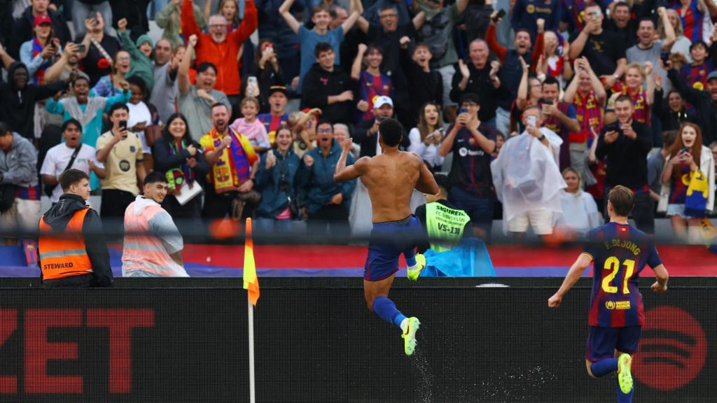 Araujo celebra con la afición el gol de la victoria ante el Girona.