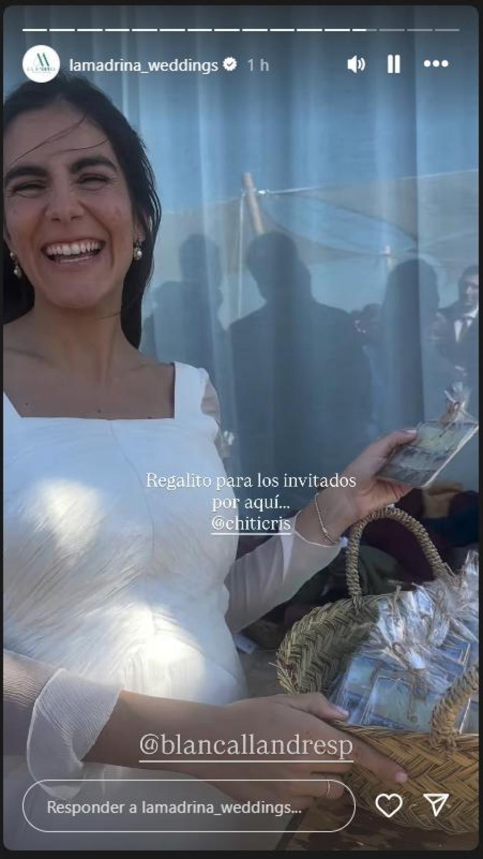 Blanca Llandres, ante los regalos para los invitados de su boda con Alberto Herrera.