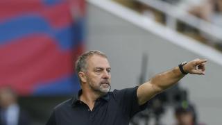 Hansi Flick da instrucciones a sus jugadores durante el partido ante el Girona.
