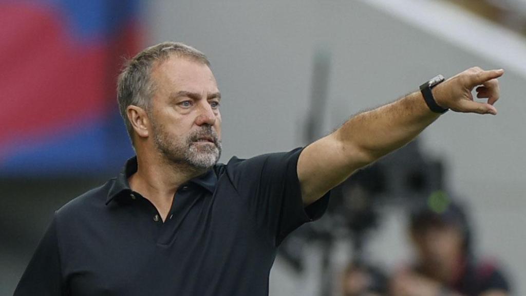 Hansi Flick da instrucciones a sus jugadores durante el partido ante el Girona.