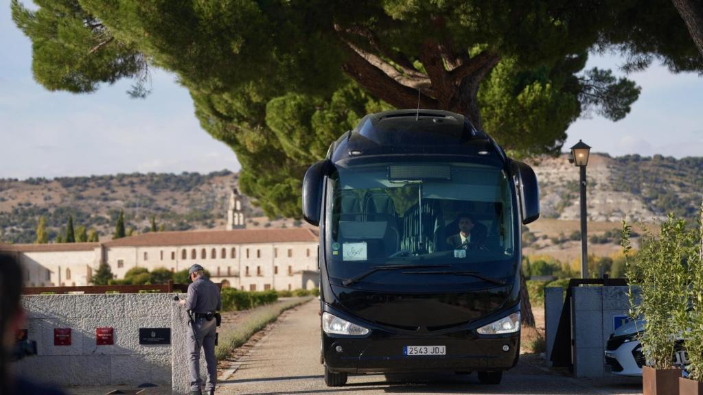 Uno de los autobuses que ha llevado a los invitados al enlace