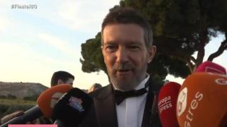 Antonio Banderas atendiendo a los medios tras el 'sí, quiero' de su hija Stella
