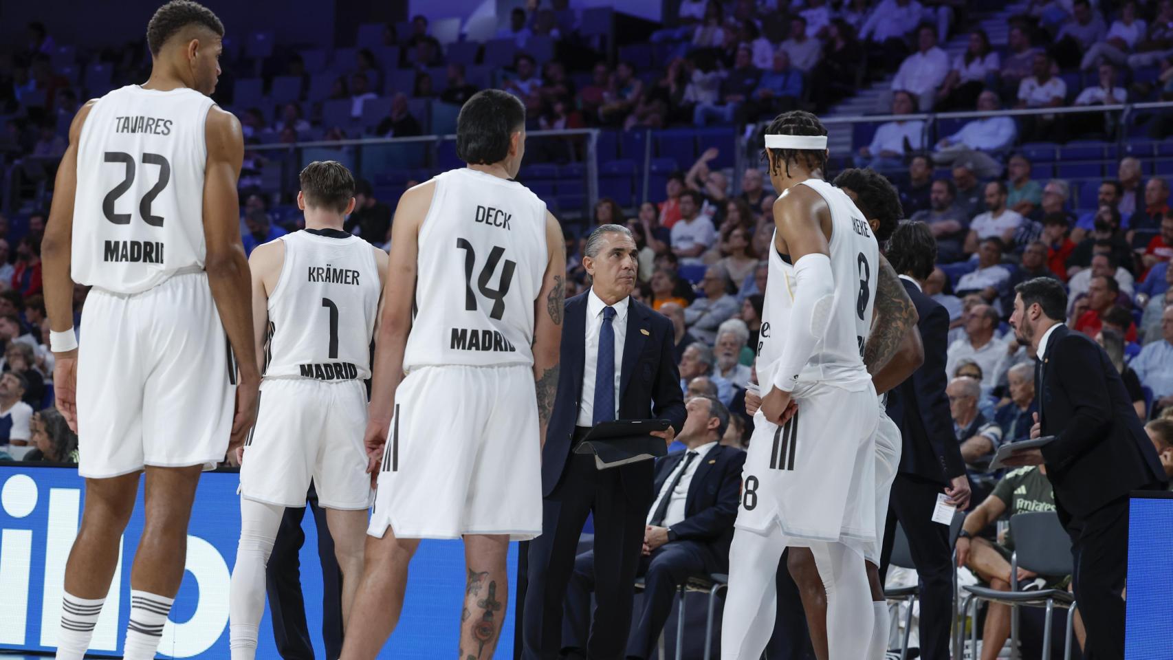 Scariolo da instrucciones a sus jugadores durante el partido ante el Asvel Villeurbanne.