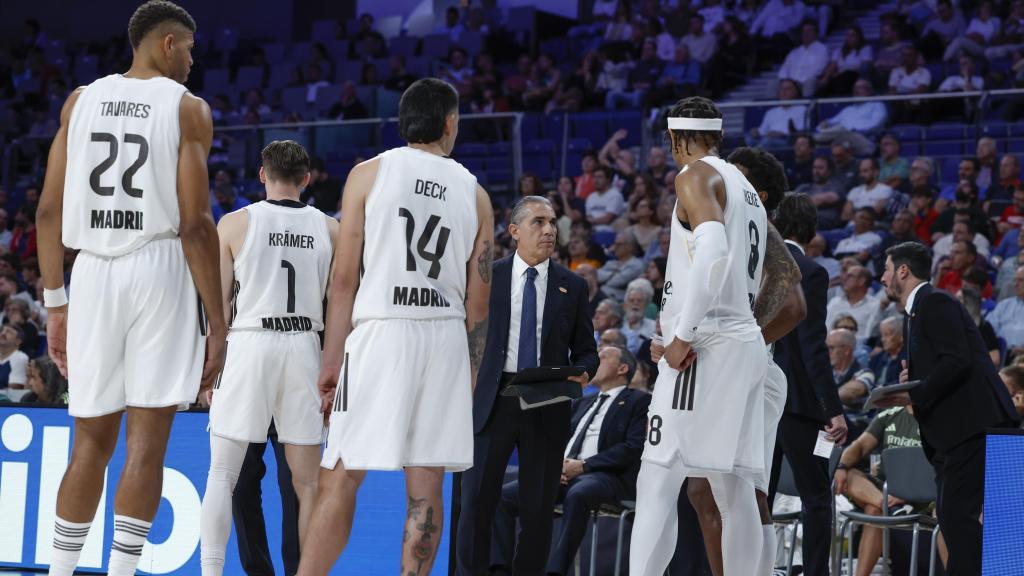Scariolo da instrucciones a sus jugadores durante el partido ante el Asvel Villeurbanne.