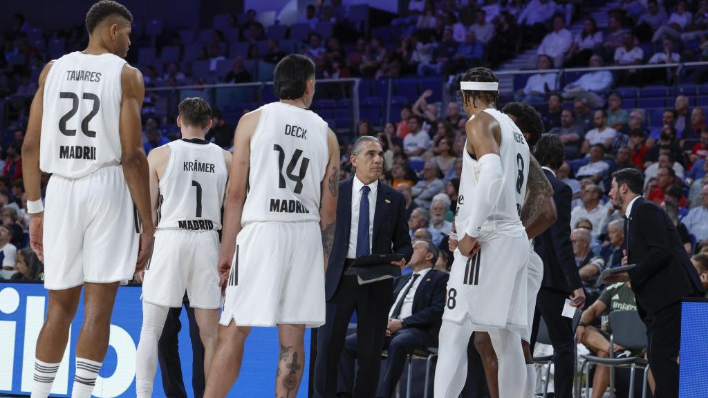 Scariolo da instrucciones a sus jugadores durante el partido ante el Asvel Villeurbanne.