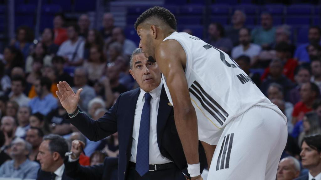 Scariolo habla con Tavares durante el partido ante el Asvel Villeurbanne.
