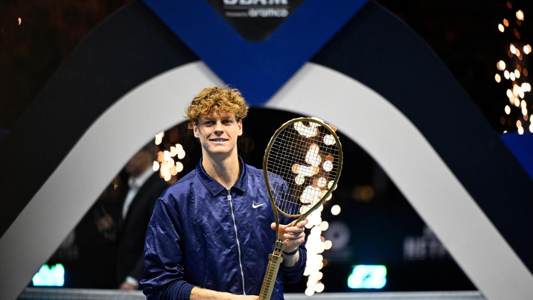 Jannik Sinner celebra el título del Six Kings Slam tras ganar a Alcaraz.