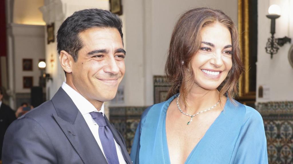Alberto Herrera con su madre, Mariló Montero, el día de su boda.
