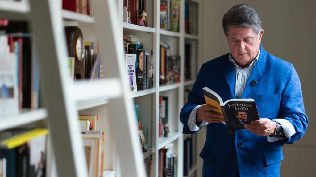 Federico Trillo ojea su última obra, 'Memorias de anteayer' (Deusto), junto a una de las bibliotecas de su casa, en Madrid.