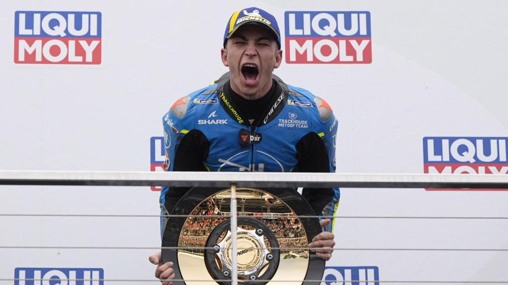 Raúl Fernández celebra su primera victoria en MotoGP, en el Gran Premio de Australia.