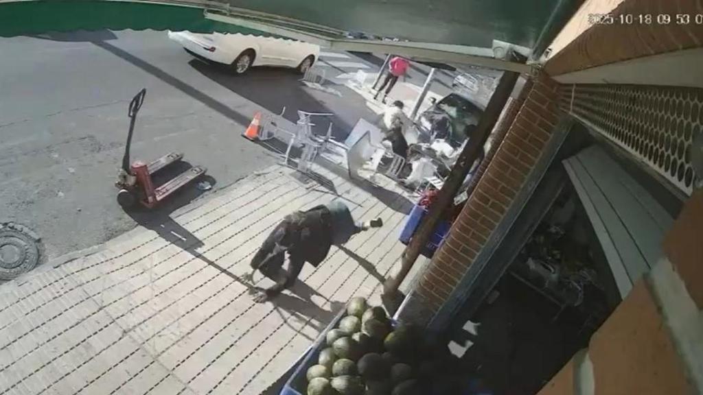 Un coche arrolla a las personas sentadas en una terraza en Fuensalida.