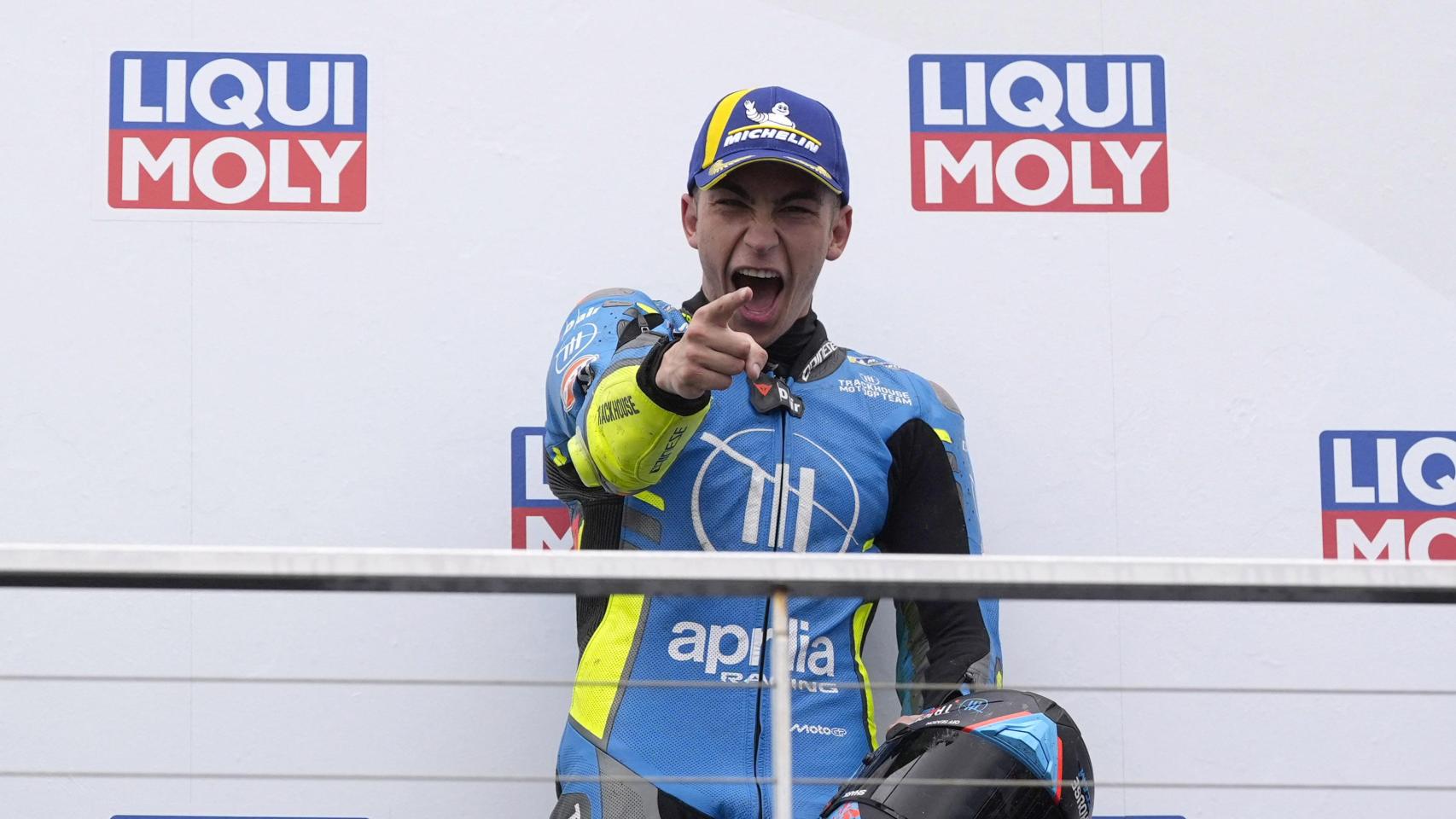Raúl Férnandez, tras ganar su primera carrera de MotoGP.