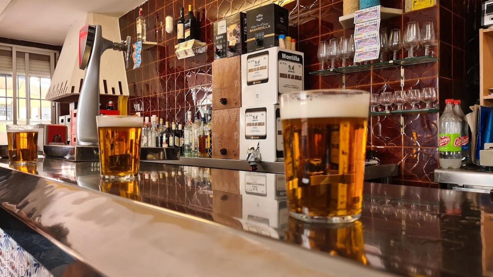 Varias cervezas frías en la barra de El Millán, en Ardales.