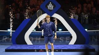 Sinner posa con su raqueta de 250.000 euros.